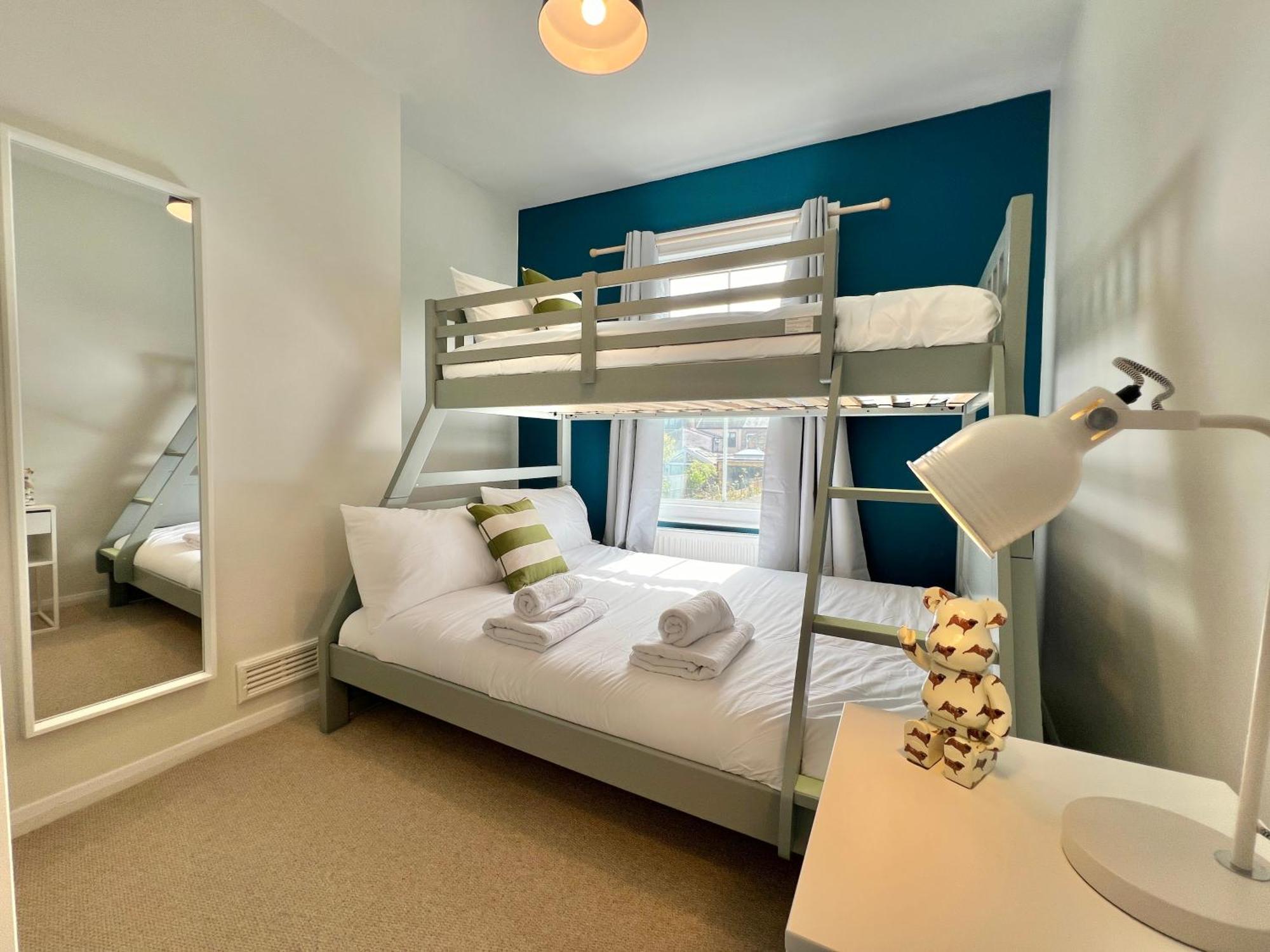 Charming Central Windsor 2 Bed Cottage Free Residents Parking And Private Garden Legoland Ascot Windsor Castle Thorpe Park Heathrow Airport Екстер'єр фото