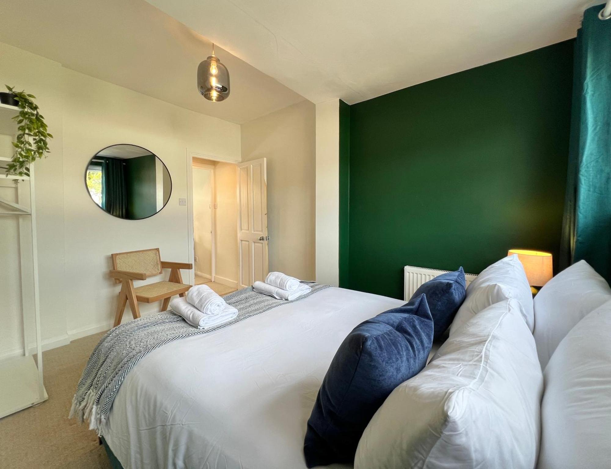 Charming Central Windsor 2 Bed Cottage Free Residents Parking And Private Garden Legoland Ascot Windsor Castle Thorpe Park Heathrow Airport Екстер'єр фото