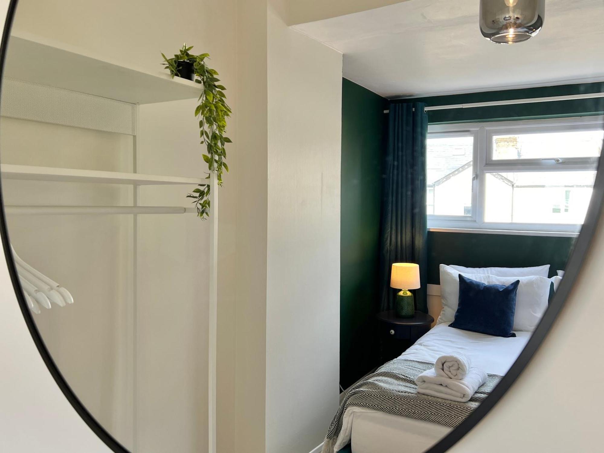 Charming Central Windsor 2 Bed Cottage Free Residents Parking And Private Garden Legoland Ascot Windsor Castle Thorpe Park Heathrow Airport Екстер'єр фото