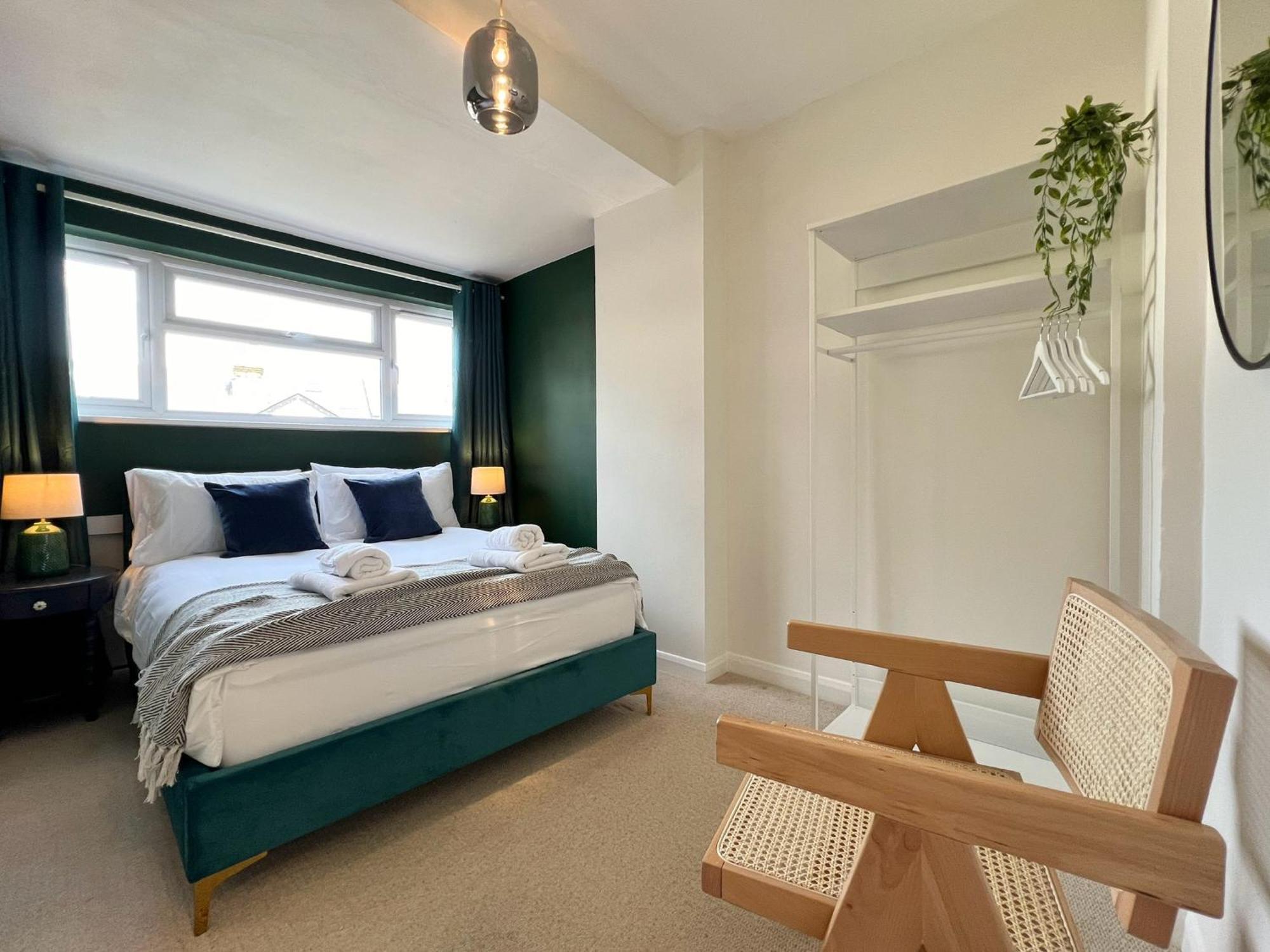 Charming Central Windsor 2 Bed Cottage Free Residents Parking And Private Garden Legoland Ascot Windsor Castle Thorpe Park Heathrow Airport Екстер'єр фото