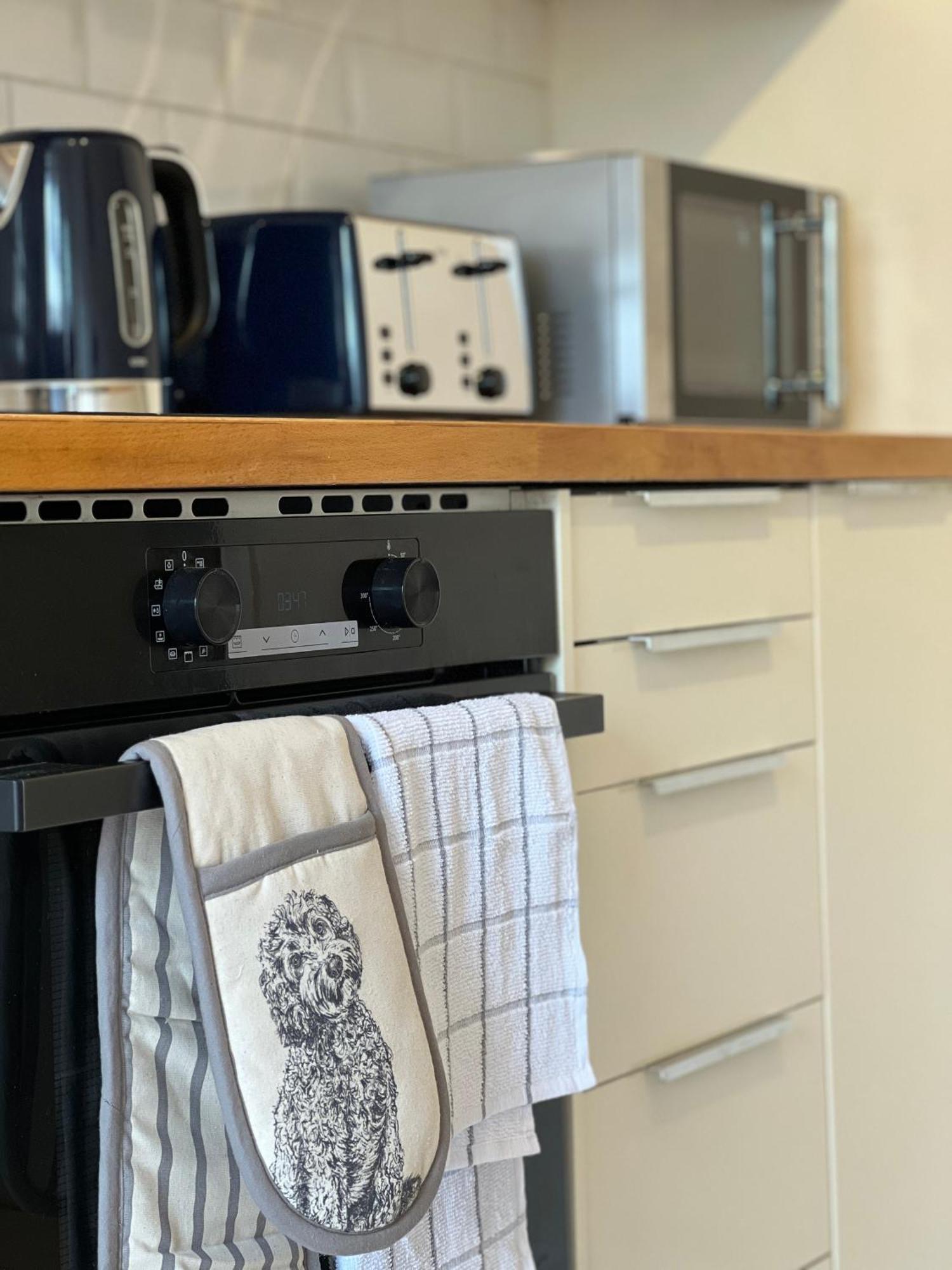 Charming Central Windsor 2 Bed Cottage Free Residents Parking And Private Garden Legoland Ascot Windsor Castle Thorpe Park Heathrow Airport Екстер'єр фото