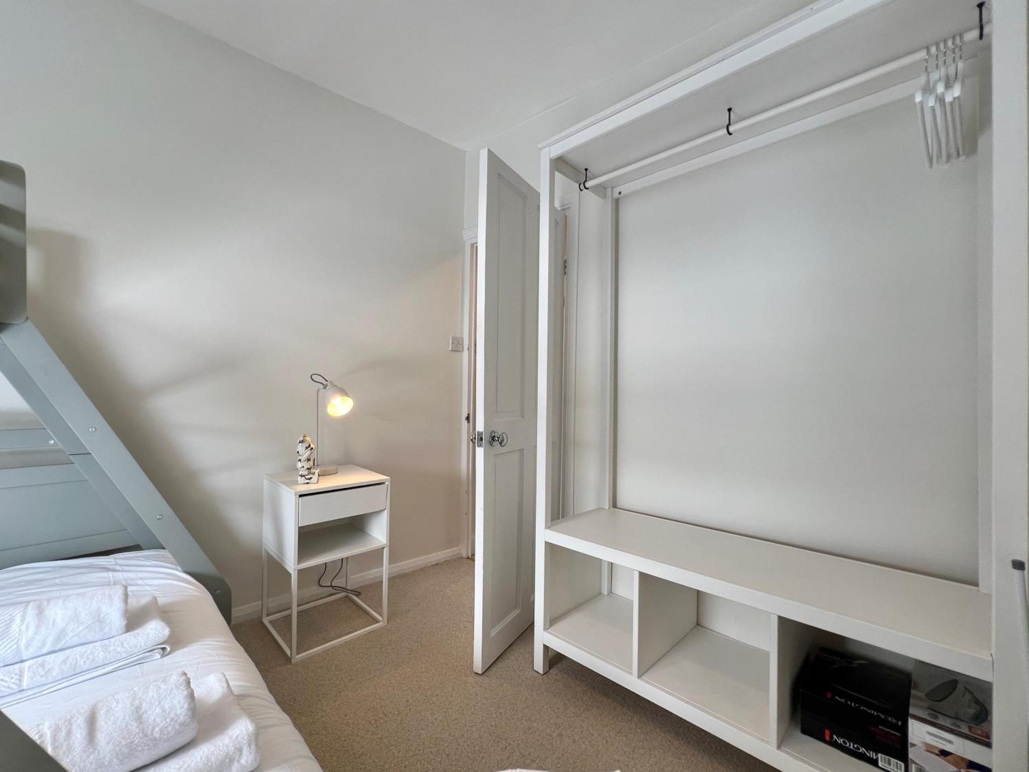 Charming Central Windsor 2 Bed Cottage Free Residents Parking And Private Garden Legoland Ascot Windsor Castle Thorpe Park Heathrow Airport Екстер'єр фото