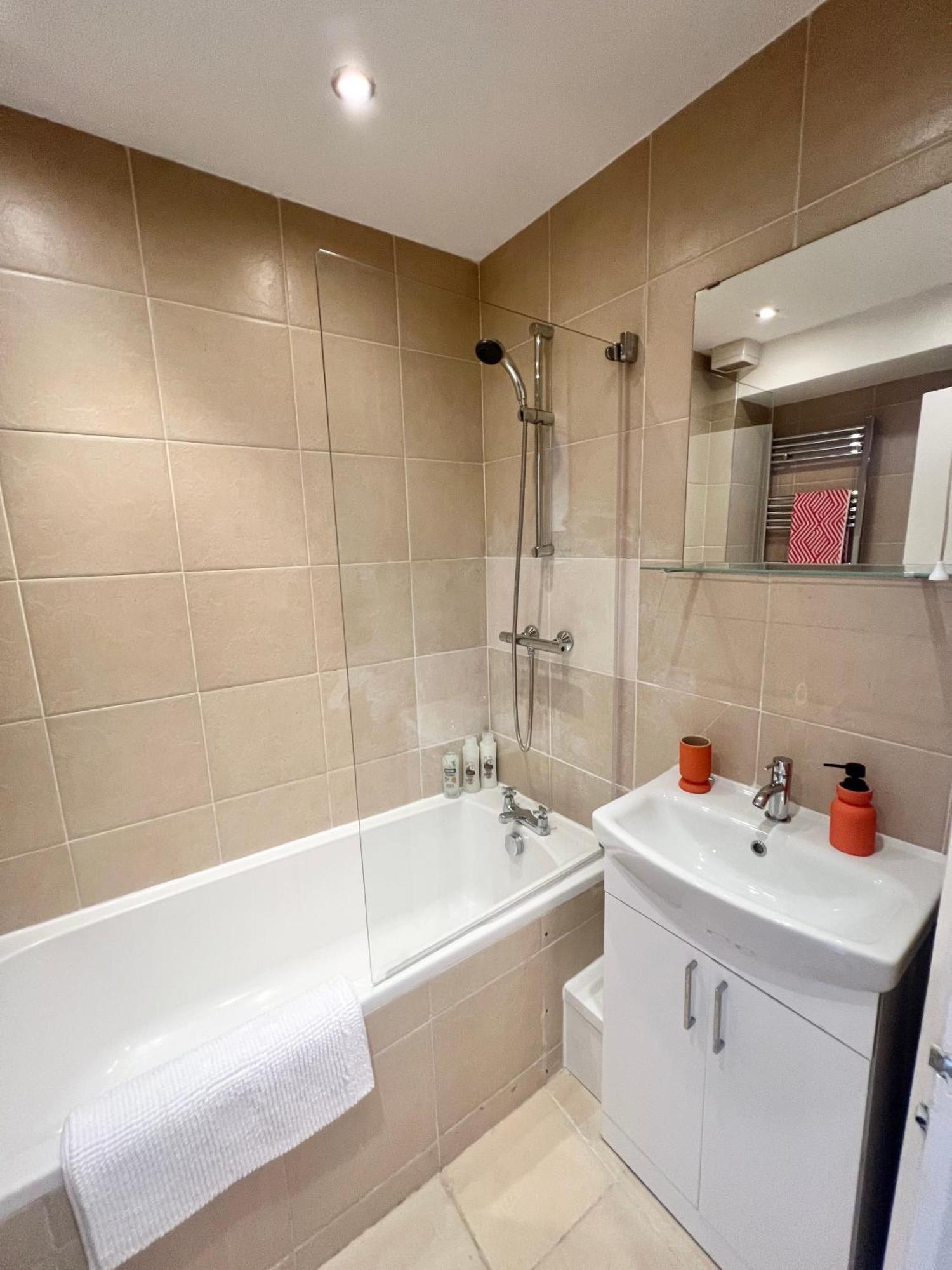 Charming Central Windsor 2 Bed Cottage Free Residents Parking And Private Garden Legoland Ascot Windsor Castle Thorpe Park Heathrow Airport Екстер'єр фото