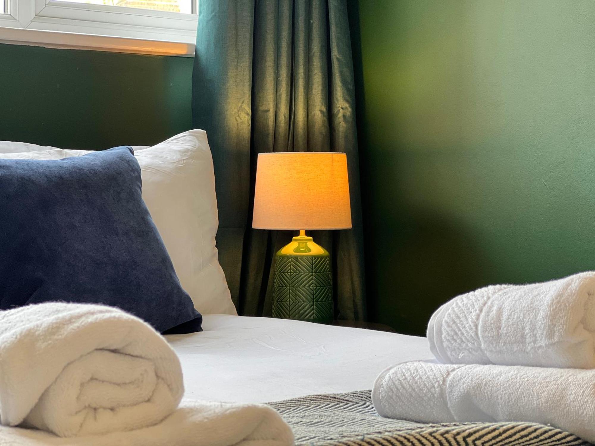 Charming Central Windsor 2 Bed Cottage Free Residents Parking And Private Garden Legoland Ascot Windsor Castle Thorpe Park Heathrow Airport Екстер'єр фото